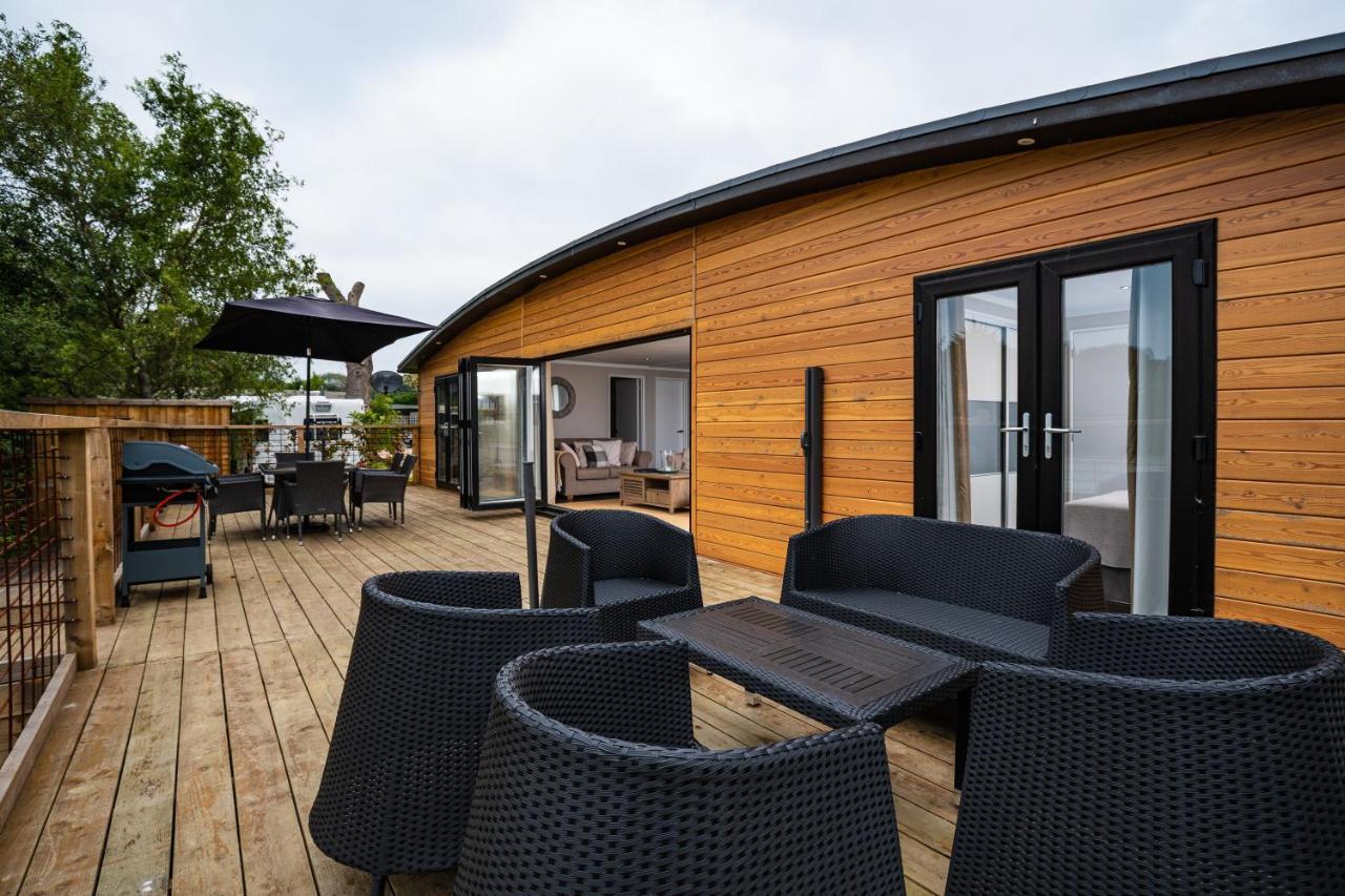Sumners Ponds Fishery & Campsite Hotel Horsham Exterior photo