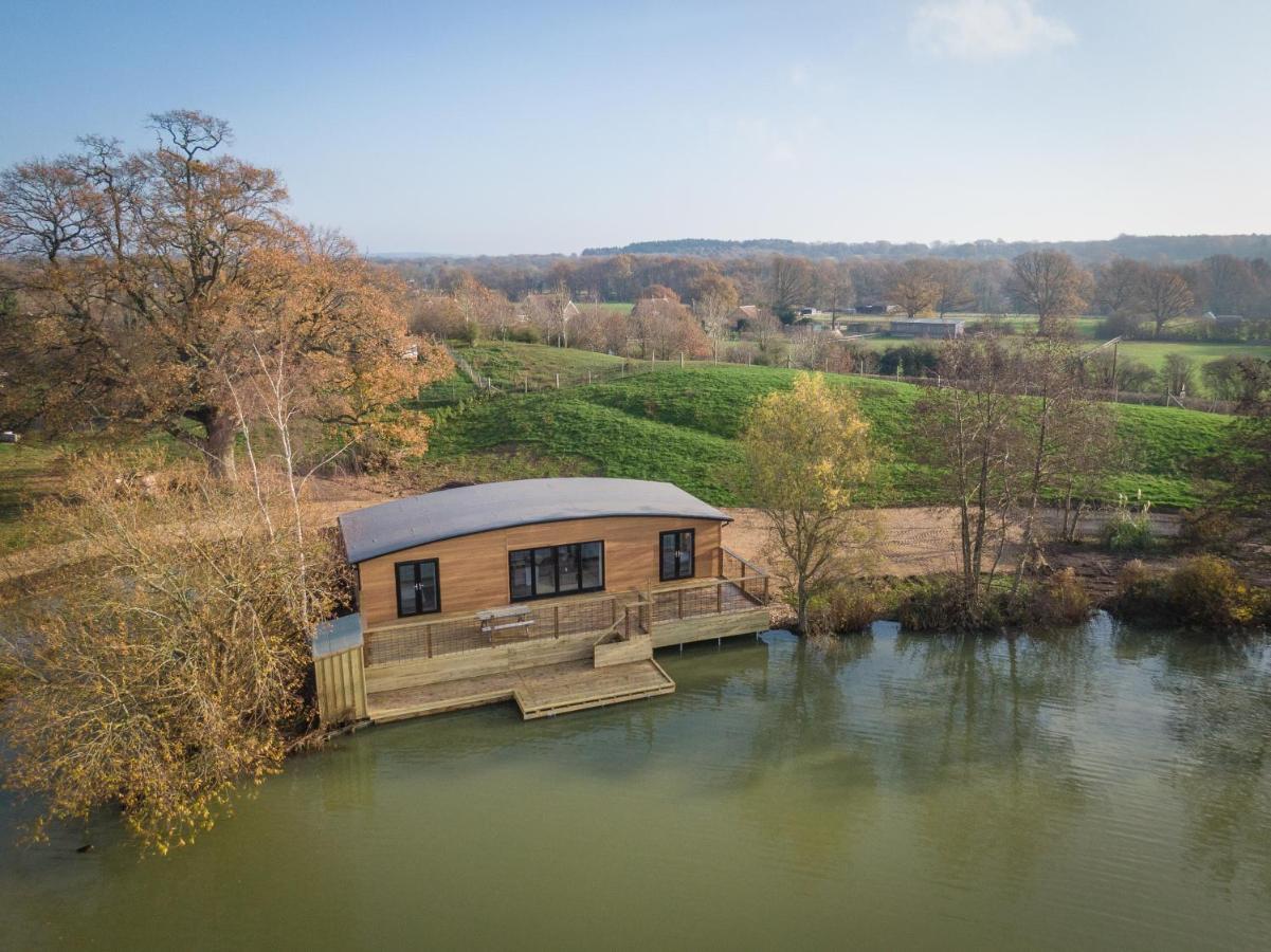 Sumners Ponds Fishery & Campsite Hotel Horsham Exterior photo