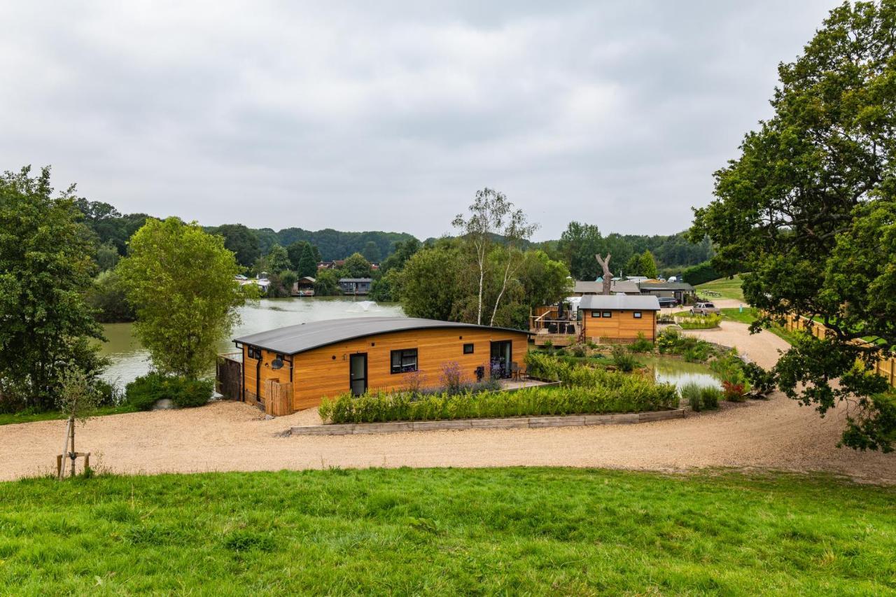 Sumners Ponds Fishery & Campsite Hotel Horsham Exterior photo