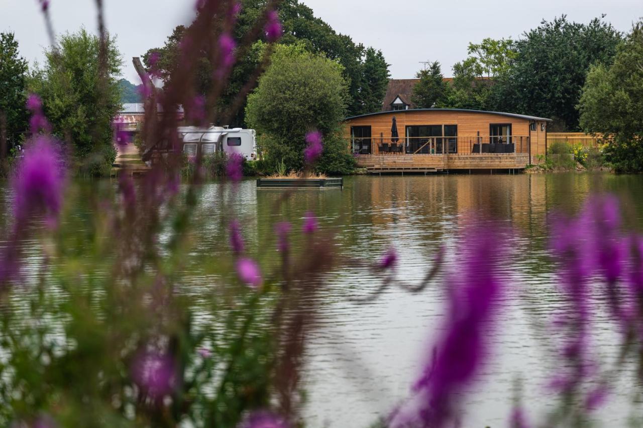 Sumners Ponds Fishery & Campsite Hotel Horsham Exterior photo