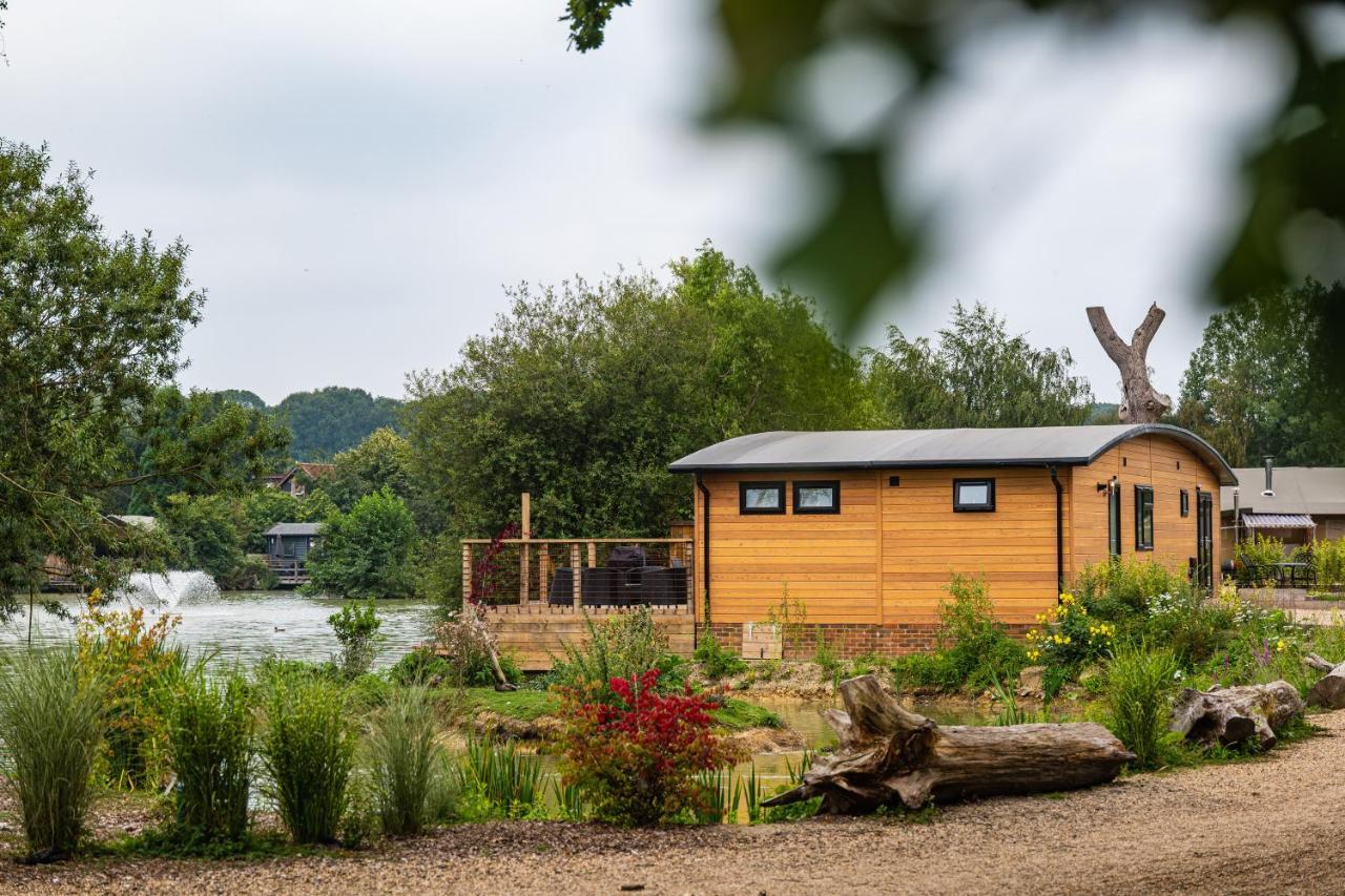 Sumners Ponds Fishery & Campsite Hotel Horsham Exterior photo