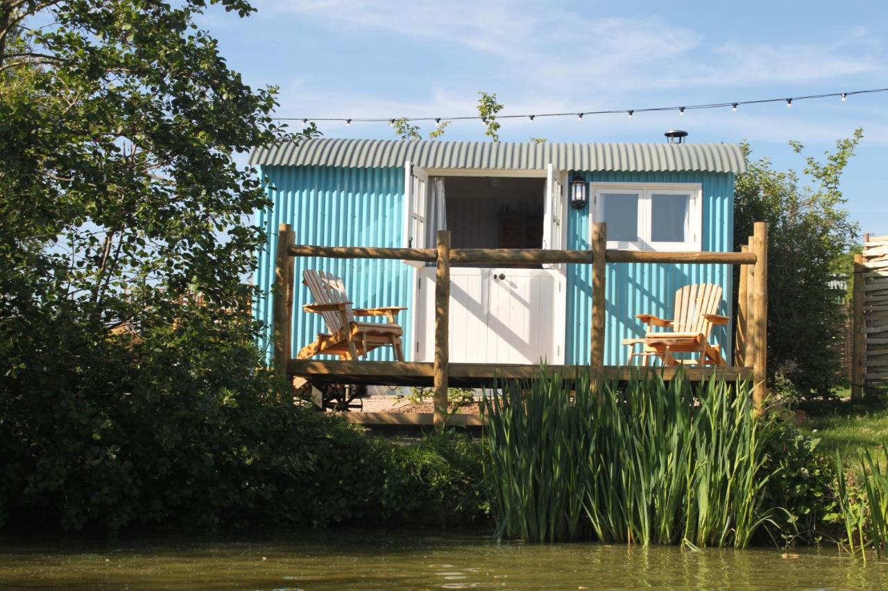 Sumners Ponds Fishery & Campsite Hotel Horsham Exterior photo