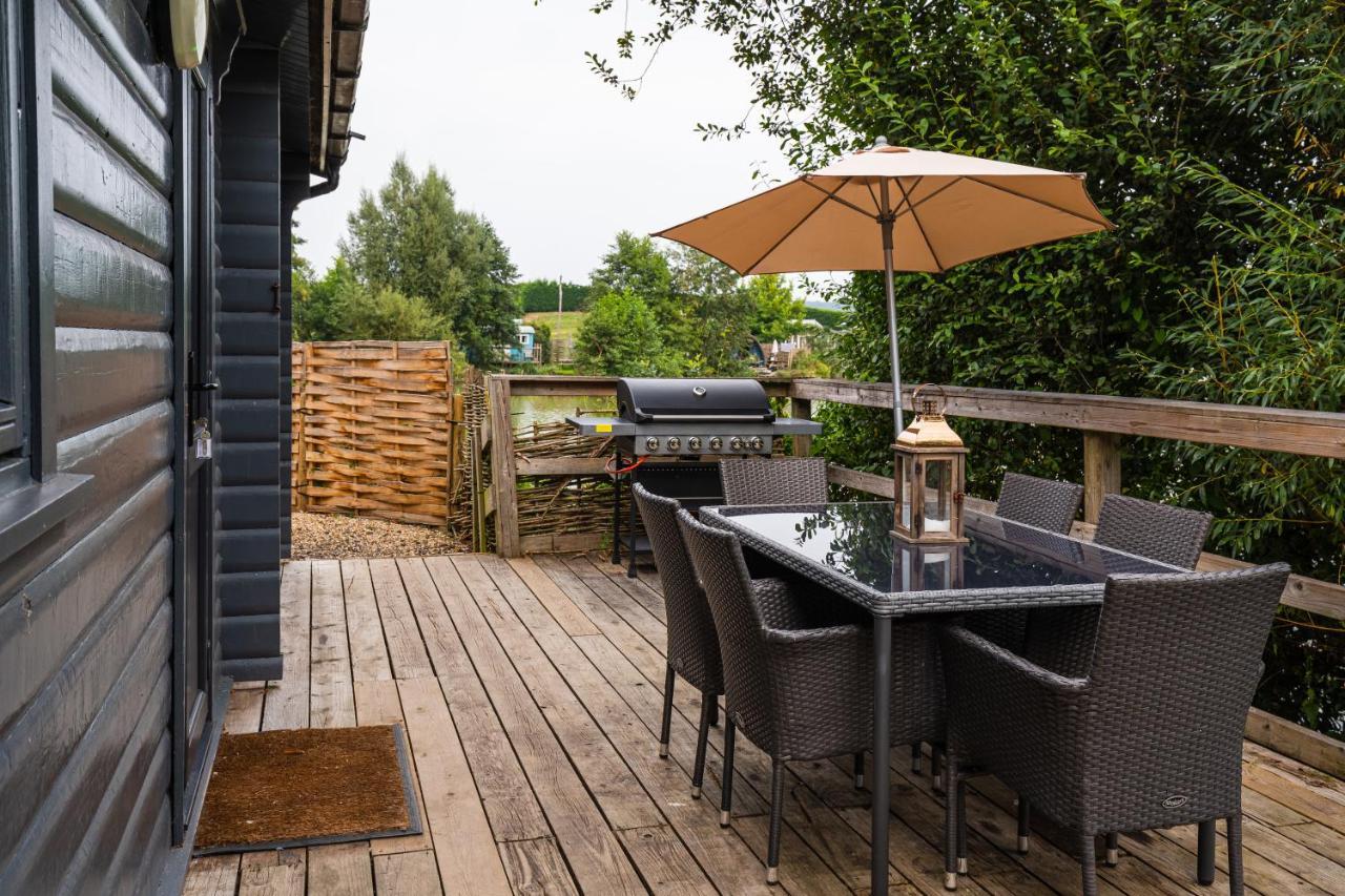 Sumners Ponds Fishery & Campsite Hotel Horsham Exterior photo
