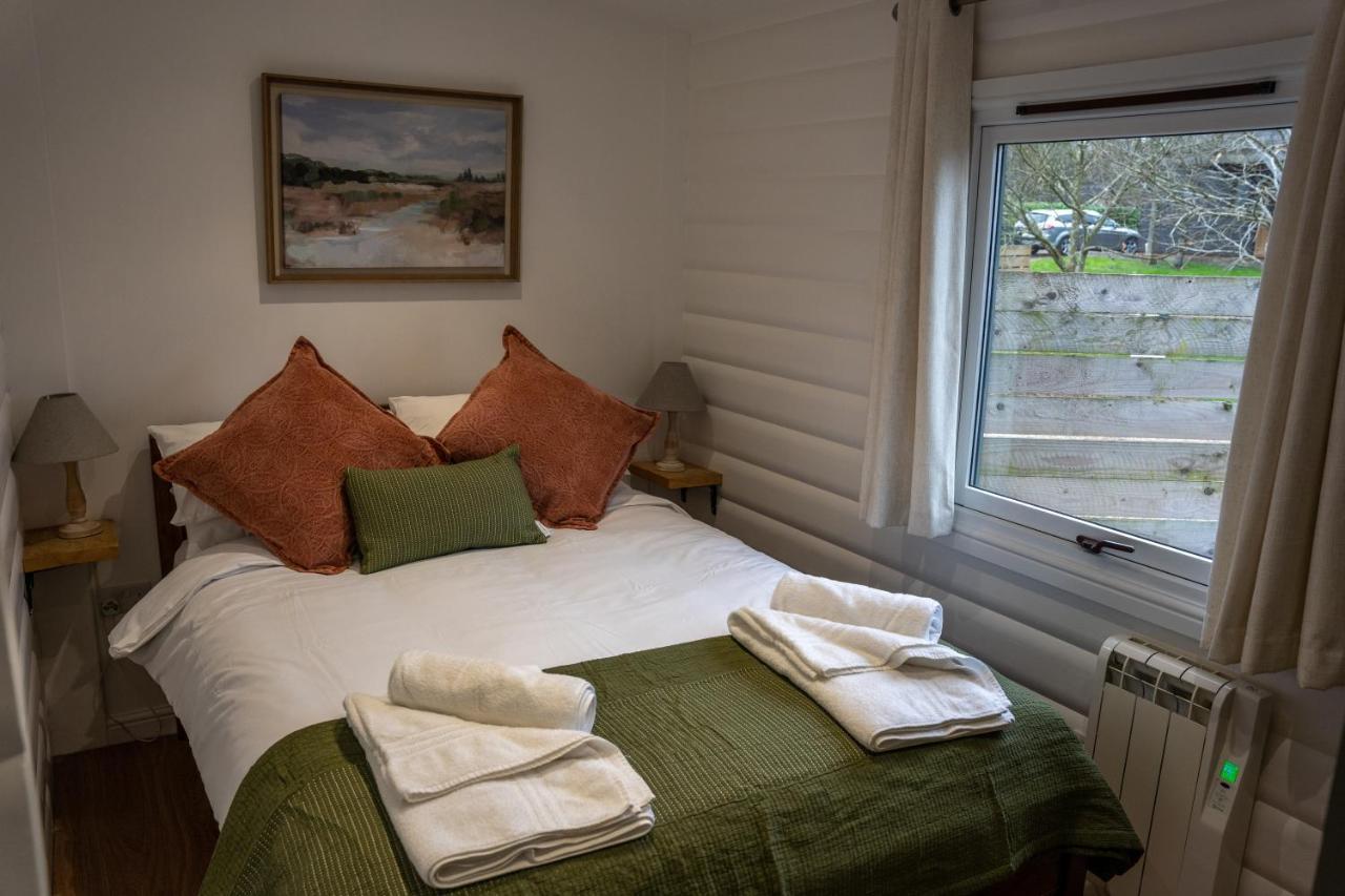 Sumners Ponds Fishery & Campsite Hotel Horsham Exterior photo