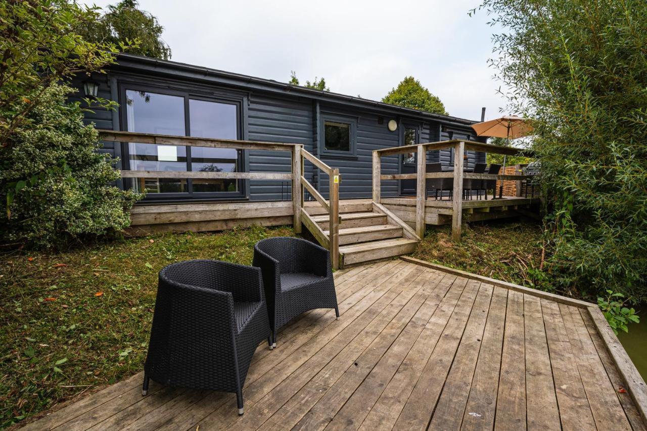 Sumners Ponds Fishery & Campsite Hotel Horsham Exterior photo