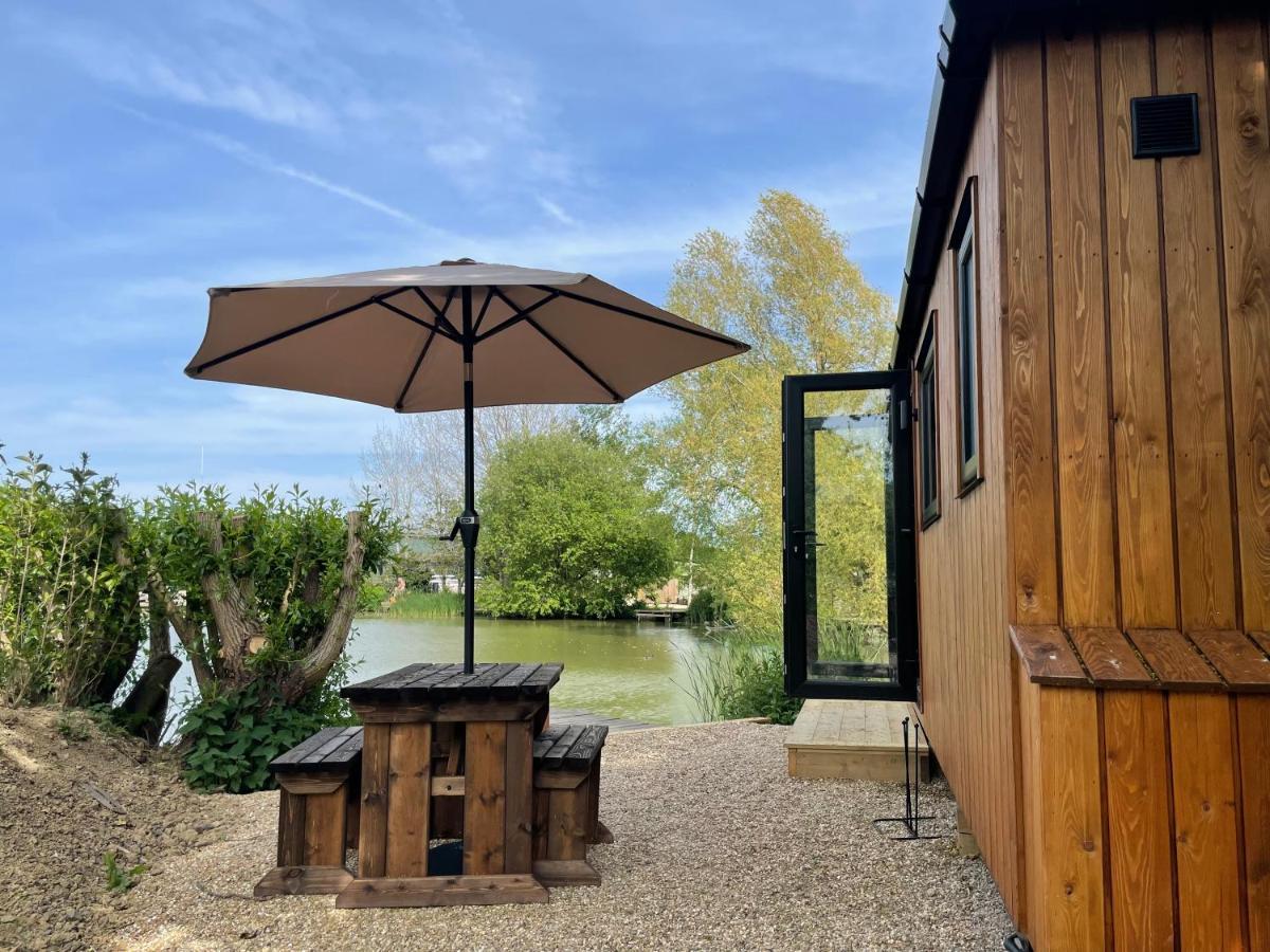 Sumners Ponds Fishery & Campsite Hotel Horsham Exterior photo