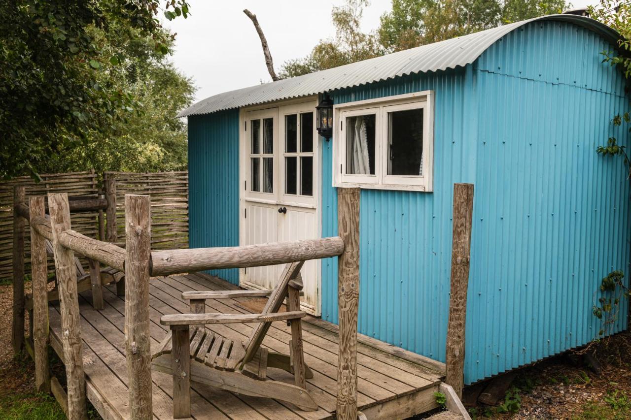 Sumners Ponds Fishery & Campsite Hotel Horsham Exterior photo